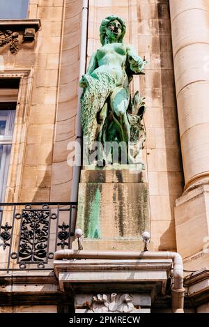 Particolare delle statue di bronzo. Hansahuis è stato uno dei primi edifici di uffici ad Anversa. Costruito dall'architetto Jos Hertogs tra il 1897 e il 1901. Th Foto Stock