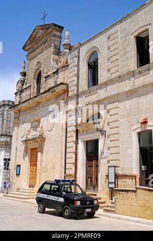 Auto di polizia, chiesa, municipio, Montemesola, provincia di Taranto, Taranto, Puglia, Italia Foto Stock