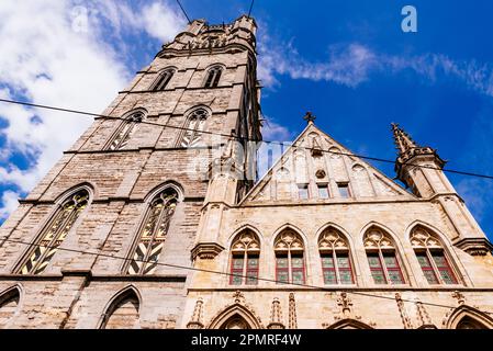Facciata del campanile di Gand e la Sala dei tessuti, Lakenhalle, attaccato al Campanile Comunale, Belfort. Foto Stock