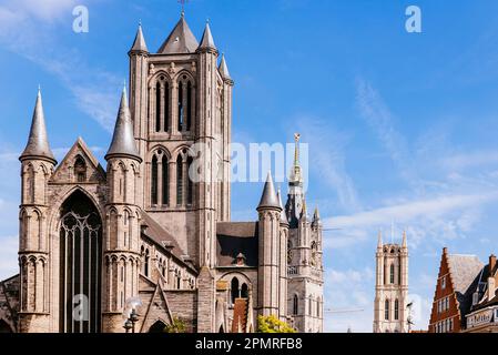 Skyline medievale della città, famosa fila di tre. St Nicholas Chiesa (L), Gand Belfry (C), e San Torre della Cattedrale di Bavo (R). Gand, Fiandre Orientali, Flemi Foto Stock