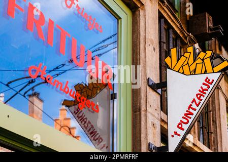 Pubblicità all'esterno di un negozio di patatine fritte belghe. Gand, Fiandre Orientali, Regione Fiamminga, Belgio, Europa Foto Stock