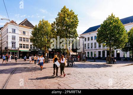 Nel cuore di piazza Groentenmarkt c'è una pompa d'acqua dei primi anni del 19th. Ha la forma di un alto obelisco su un piedistallo quadrato. Gand, Flan orientale Foto Stock