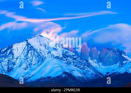 Alba sul Cuernos des Paine e Torres, Parco Nazionale Torres del Paine, Patagonia cilena, Cile Foto Stock