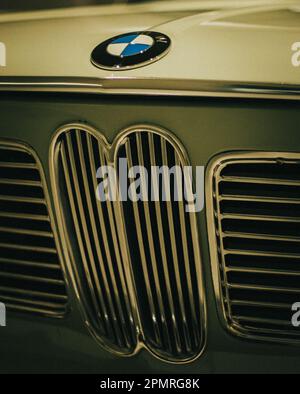 Frontgrill di una vecchia BMW 2002 Foto Stock