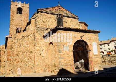 Chiesa di San Miguel. Questo tempio è stato costruito alla fine del 15th ° secolo, in stile gotico, ma il vecchio campanile romanico merlato del 1 Foto Stock