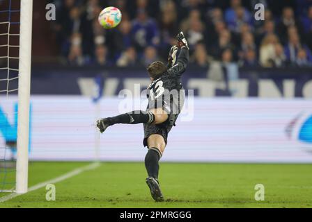 Schalke, Germania. 14th Apr, 2023. Firo : 14th aprile 2023, Calcio, Calcio, 1st Bundesliga: FC Schalke 04 - Hertha BSC Berlin Alexander Schwolow versostor Credit: dpa/Alamy Live News Foto Stock