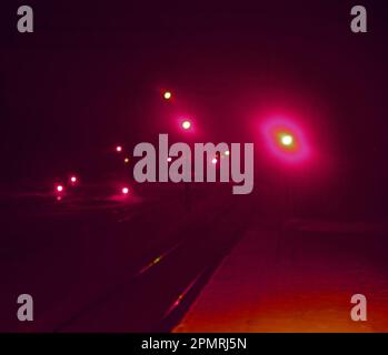 Notte d'inverno. La neve deserta - piattaforma coperta di una piccola stazione. Foto a infrarossi d'arte surrealistiche Foto Stock