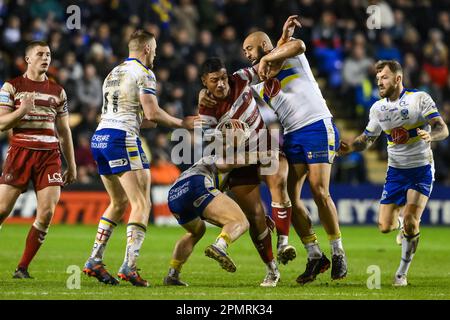 Patrick Mago #20 dei Guerrieri di Wigan è affrontato da Sam Kasiano #14 e Danny Walker #16 dei Wolves di Warrington durante la partita di Betfred Super League Round 9 Warrington Wolves vs Guerrieri di Wigan allo stadio di Halliwell Jones, Warrington, Regno Unito, 14th aprile 2023 (Foto di Craig Thomas/News Images) in, il 4/14/2023. (Foto di Craig Thomas/News Images/Sipa USA) Credit: Sipa USA/Alamy Live News Foto Stock