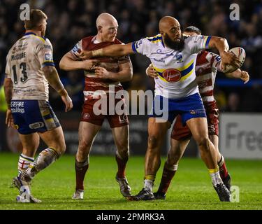 Sam Kasiano #14 di Warrington Wolves cerca di scaricare la palla durante la partita di Betfred Super League Round 9 Warrington Wolves vs Guerrieri Wigan allo stadio Halliwell Jones di Warrington, Regno Unito, 14th aprile 2023 (Foto di Craig Thomas/News Images) in, il 4/14/2023. (Foto di Craig Thomas/News Images/Sipa USA) Credit: Sipa USA/Alamy Live News Foto Stock