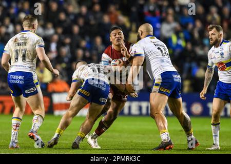 Patrick Mago #20 dei Guerrieri di Wigan è affrontato da Sam Kasiano #14 e Danny Walker #16 dei Wolves di Warrington durante la partita di Betfred Super League Round 9 Warrington Wolves vs Guerrieri di Wigan allo stadio di Halliwell Jones, Warrington, Regno Unito, 14th aprile 2023 (Foto di Craig Thomas/News Images) in, il 4/14/2023. (Foto di Craig Thomas/News Images/Sipa USA) Credit: Sipa USA/Alamy Live News Foto Stock