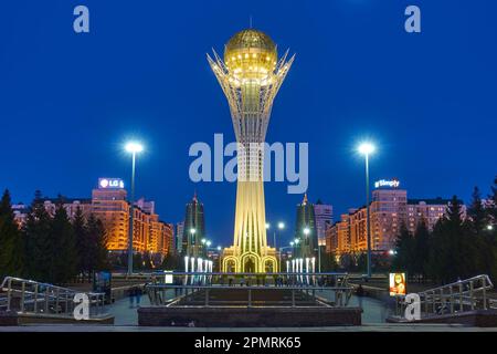 Astana (Nur-Sultan), Kazakistan - 4 aprile 2023: Torre Baiterek al crepuscolo nella città di Astana Foto Stock