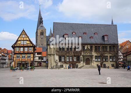 Quedlinburg, Germania - 16 aprile 2015: Piazza del mercato con il Municipio, la Chiesa del mercato e case a graticcio Foto Stock