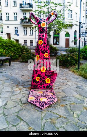 Poznan, Polonia - 2022 luglio: Una colorata scultura Krawatto situato nella piazza di Eki di Maleki Foto Stock