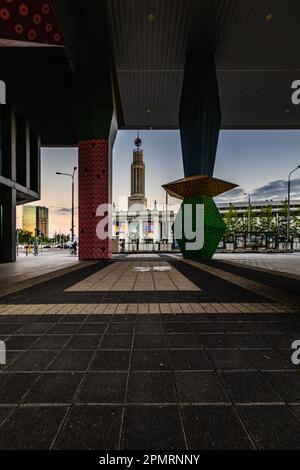 Poznan, Polonia - 2022 luglio: La torre e l'ingresso alla Fiera Internazionale di Poznan visto dal passaggio con colonne colorate a Concordia Desig Foto Stock