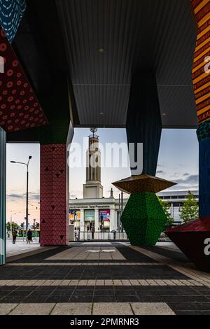 Poznan, Polonia - 2022 luglio: La torre e l'ingresso alla Fiera Internazionale di Poznan visto dal passaggio con colonne colorate a Concordia Desig Foto Stock