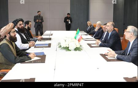 Samarcanda, Samarcanda, Uzbekistan. 13th Apr, 2023. Il ministro degli Esteri iraniano HOSSEIN AMIR ABDOLLAHIAN (2R) incontra a Samarcanda il ministro degli Esteri afghano MOLAWI AMIR KHAN MOTAQI (2L). (Credit Image: © Iranian Foreign Ministry via ZUMA Press Wire) SOLO PER USO EDITORIALE! Non per USO commerciale! Foto Stock