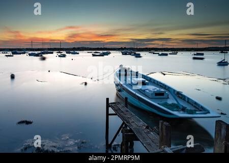Barca West Mersea al tramonto Foto Stock