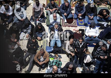 Gerusalemme est, Israele. 14th Apr, 2023. I musulmani eseguono l'ultimo venerdì le preghiere del santo mese islamico del Ramadan alla moschea al-Aqsa a Gerusalemme. I fedeli palestinesi si sono riuniti per pregare al di fuori della cupola della roccia nel complesso della moschea al-Aqsa di Gerusalemme, il terzo luogo più sacro dell'Islam, l'ultimo venerdì del mese santo musulmano del Ramadan. (Foto di Saeed Qaq/SOPA Images/Sipa USA) Credit: Sipa USA/Alamy Live News Foto Stock