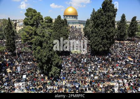 Gerusalemme est, Israele. 14th Apr, 2023. I musulmani eseguono l'ultimo venerdì le preghiere del santo mese islamico del Ramadan alla moschea al-Aqsa a Gerusalemme. I fedeli palestinesi si sono riuniti per pregare al di fuori della cupola della roccia nel complesso della moschea al-Aqsa di Gerusalemme, il terzo luogo più sacro dell'Islam, l'ultimo venerdì del mese santo musulmano del Ramadan. (Foto di Saeed Qaq/SOPA Images/Sipa USA) Credit: Sipa USA/Alamy Live News Foto Stock