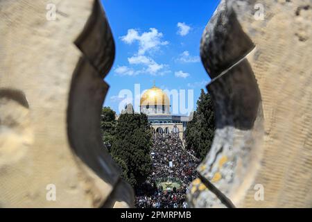 Gerusalemme est, Israele. 14th Apr, 2023. I musulmani eseguono l'ultimo venerdì le preghiere del santo mese islamico del Ramadan alla moschea al-Aqsa a Gerusalemme. I fedeli palestinesi si sono riuniti per pregare al di fuori della cupola della roccia nel complesso della moschea al-Aqsa di Gerusalemme, il terzo luogo più sacro dell'Islam, l'ultimo venerdì del mese santo musulmano del Ramadan. (Foto di Saeed Qaq/SOPA Images/Sipa USA) Credit: Sipa USA/Alamy Live News Foto Stock