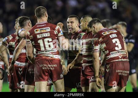 Warrington, Regno Unito. 14th Apr, 2023. I giocatori di Wigan celebrano la vittoria durante la partita Betfred Super League Round 9 Warrington Wolves vs Wigan Warriors all'Halliwell Jones Stadium, Warrington, Regno Unito, 14th aprile 2023 (Photo by Mark Cosgrove/News Images) a Warrington, Regno Unito, il 4/14/2023. (Foto di Mark Cosgrove/News Images/Sipa USA) Credit: Sipa USA/Alamy Live News Foto Stock