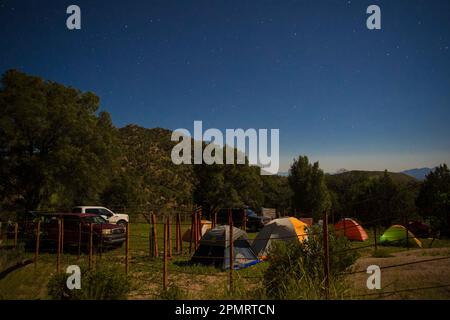 Notte di stelle sopra le tende nel campo, durante una spedizione di scienziati e conservatori. I biologi (Messico e USA) delle diverse discipline delle scienze biologiche e del personale dell'AJOS-BAVISPE Conanp National Forest Reserve and Wildlife Refuge, nella Sierra Buenos Aires, svolgono la Madrean Diversity Expedition (MDE). (© Photo by Luis Gutierrez / Norte Photo) Noche de estrellas sobre las tiendas de Campaña en campamento, durante expedition de científicos y conservacionistas. Biologos (mex y usa) de las distintas disciplinas de las ciencias biológicas y personal de Foto Stock