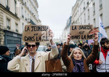 Parigi, Francia. 14th Apr, 2023. Jan Schmidt-Whitley/le Pictorium - manifestazione selvaggia a Parigi a seguito della convalida della maggior parte della riforma pensionistica da parte del consiglio costituzionale - 14/4/2023 - Francia / Parigi / Parigi - circa un migliaio di persone si sono scatenate in una manifestazione selvaggia dalla piazza del municipio dopo un raduno. Diversi gruppi si formarono, e si arrivarono fino a Place de la Bastille e poi di nuovo alla Republique e poi di nuovo al municipio. I partecipanti sono stati gradualmente dispersi dalla polizia con gas lacrimogeno. Credit: LE PICTORIUM/Alamy Live News Foto Stock