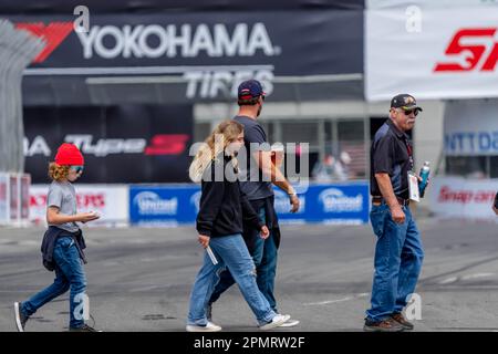 Long Beach, California, Stati Uniti. 14th Apr, 2023. 14 aprile 2023 Long Beach, CA: I tifosi fanno il tifo per i loro piloti preferiti durante il Gran Premio Acura di Long Beach sulle strade di Long Beach a Long Beach, CA. (Credit Image: © Walter G. Arce Sr./ZUMA Press Wire) SOLO PER USO EDITORIALE! Non per USO commerciale! Credit: ZUMA Press, Inc./Alamy Live News Foto Stock