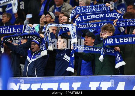 Fans (FC Schalke 04), GER, FC Schalke 04 contro Hertha BSC, Fussball, 1. Bundesliga, 28. SPIELTAG, SPIELZEIT 2022/2023, 14.04.2023 LE NORMATIVE DFL VIETANO QUALSIASI USO DI FOTOGRAFIE COME SEQUENZE DI IMMAGINI E/O QUASI-VIDEO. Credit: Notizie dal vivo su ANT Palmer/Alamy Foto Stock