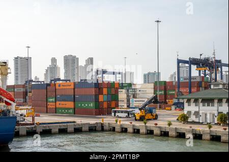 Cartagena, Columbia - 31 marzo 2023: Spedizioni e impianti portuali a Caragena, Columbia. Foto Stock