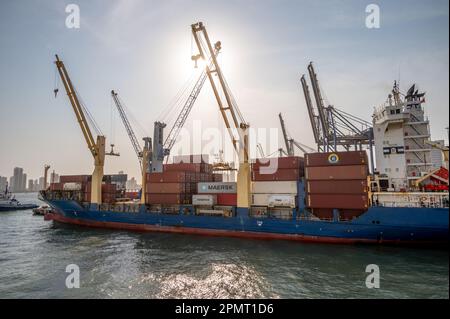 Cartagena, Columbia - 31 marzo 2023: Spedizioni e impianti portuali a Caragena, Columbia. Foto Stock