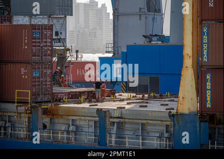 Cartagena, Columbia - 31 marzo 2023: Spedizioni e impianti portuali a Caragena, Columbia. Foto Stock