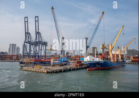 Cartagena, Columbia - 31 marzo 2023: Spedizioni e impianti portuali a Caragena, Columbia. Foto Stock