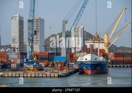 Cartagena, Columbia - 31 marzo 2023: Spedizioni e impianti portuali a Caragena, Columbia. Foto Stock