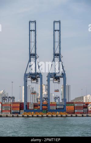 Cartagena, Columbia - 31 marzo 2023: Spedizioni e impianti portuali a Caragena, Columbia. Foto Stock