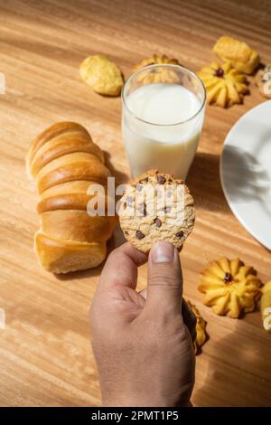 vita domestica, con un delizioso biscotto al cioccolato, mangiare dolci dolci, tavolo decorato con pane e biscotti, pasticceria, carta da parati Foto Stock