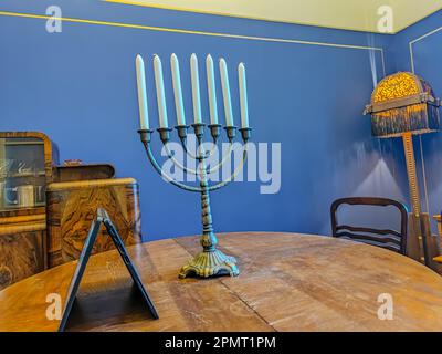Immagine religiosa della vacanza ebraica sfondo Hanukkah con menorah e candele in stile art deco interni Foto Stock