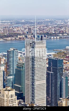 Vista dall'alto: Il New York Times Building sorvola Midtown; gli angoli intagliati espongono il telaio in acciaio. Uno schermo di aste in ceramica bianche deflette il calore. Foto Stock