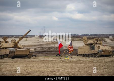 STATI UNITI Soldati assegnati a 2nd battaglione, 70th reggimento dell'armatura, 2nd squadra di combattimento delle Brigate Armorate , 1st Divisione di Fanteria a sostegno della 4th Divisione di Fanteria, insieme ai soldati polacchi assegnati al 14th Battaglione di Artilleria, 21st Brigata, 18th Divisione meccanizzata ha partecipato ad una dimostrazione dal vivo e ad una mostra statica per il Ministro della Difesa Nazionale della Repubblica di Polonia, Mariusz Blaszczak a Nowa Deba, Polonia, 12 aprile 2023. Il 4th INF. La missione di Div. In Europa è quella di impegnarsi nella formazione e nelle esercitazioni multinazionali in tutto il continente, lavorando insieme agli alleati della NATO e alle regioni Foto Stock