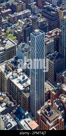 Vista dall'alto: 30 East 31st la bianca terra cotta forma gli archi ad incastro sopra Midtown Manhattan. Foto Stock