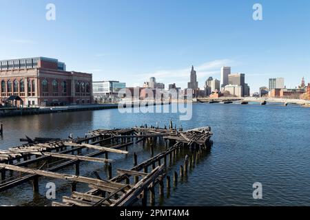 Vista del fiume Providence con la città di Providence sullo sfondo; resti della parte mobile del Point Street Bridge visti in primo piano Foto Stock