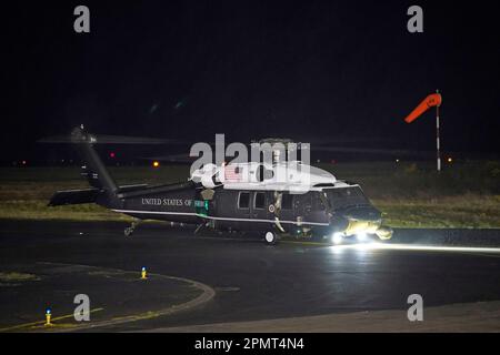 Il presidente DEGLI STATI UNITI Joe Biden arriva a Marine One prima di salire a bordo di un aereo per lasciare l'Irlanda West Airport Knock, nella contea di Mayo, l'ultimo giorno della sua visita all'isola d'Irlanda. Data immagine: Venerdì 14 aprile 2023. Foto Stock