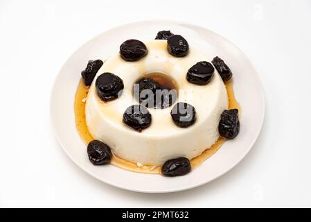 Delizioso dessert tradizionale brasiliano fatto in casa noto come 'Manjar' con sciroppo di prugna. Tradizionalmente consumato a Natale e Capodanno in Brasile. Foto Stock