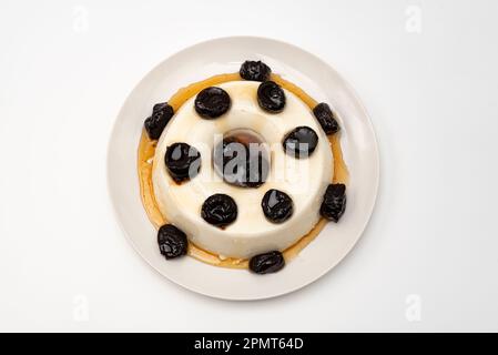 Delizioso dessert tradizionale brasiliano fatto in casa noto come 'Manjar' con sciroppo di prugna. Tradizionalmente consumato a Natale e Capodanno in Brasile. Foto Stock