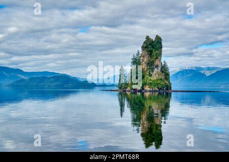 Reflection of New Eddystone Rock nel Misty Fjords National Monument vicino a Ketchikan, Alaska Foto Stock