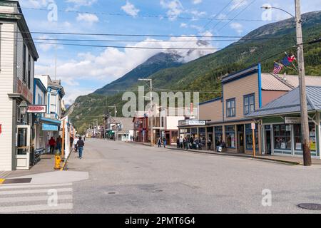 Skagway, AK - 7 settembre 2022: Guardando lungo Broadway Street con negozi e ristoranti a Skagway, Alaska Foto Stock