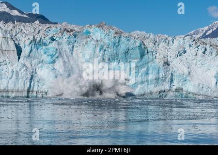 Grande pezzo di ghiaccio che si calpita sulla faccia del ghiacciaio Hubbard a Russell Fjord in Alaska Foto Stock