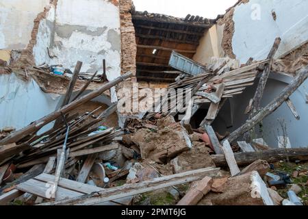 Alloggiamento fatidato. Vecchio edificio. Casa distrutta. Le pareti crollarono. Rovine Foto Stock