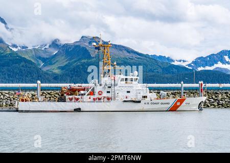 Seward, AK - 1 settembre 2022: La Guardia Costiera degli Stati Uniti Cutter Mustang è attraccata a Seward, Alaska Foto Stock