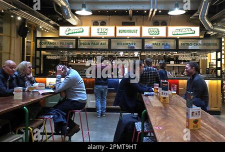 Interno del ristorante Bundobust, birreria presso St James Building, 61-69 Oxford Street, Manchester, Inghilterra, Regno Unito, M1 6EQ Foto Stock